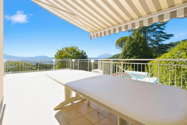 Propriété de 245 m² sur une parcelle de 3 644 m² avec vue panoramique, piscine et potentiel foncier rare