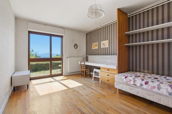 Propriété de 245 m² sur une parcelle de 3 644 m² avec vue panoramique, piscine et potentiel foncier rare
