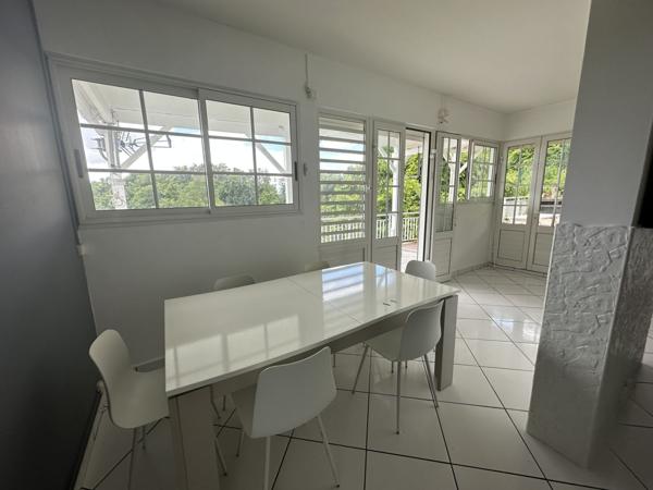 Location Appartement104,16 m² - 5 Pièces - LES ABYMES (97139)