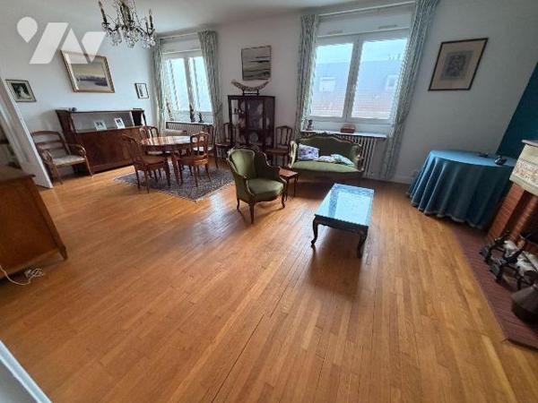 A vendre chez votre Notaire, Dunkerque centre proche Mairie (59140), rare sur le secteur, grand...