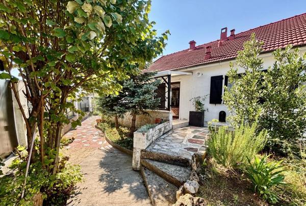 MAISON DE PLAIN PIED - AUCUN TRAVAUX - 7P - CADRE VERDOYANT - PISCINE - PATIO