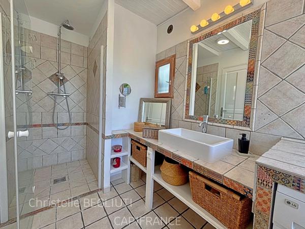 MAISON DE PLAIN PIED - AUCUN TRAVAUX - 7P - CADRE VERDOYANT - PISCINE - PATIO