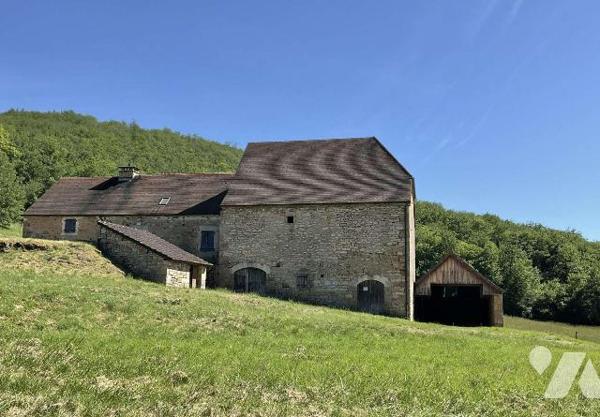 A VENDRE : Affaire rare : ancien corps de ferme avec gros oeuvre en bon état. Tout l'intérieur ...