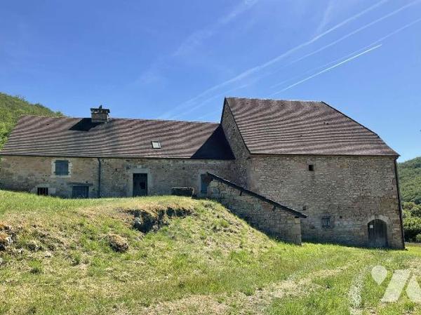 A VENDRE : Affaire rare : ancien corps de ferme avec gros oeuvre en bon état. Tout l'intérieur ...