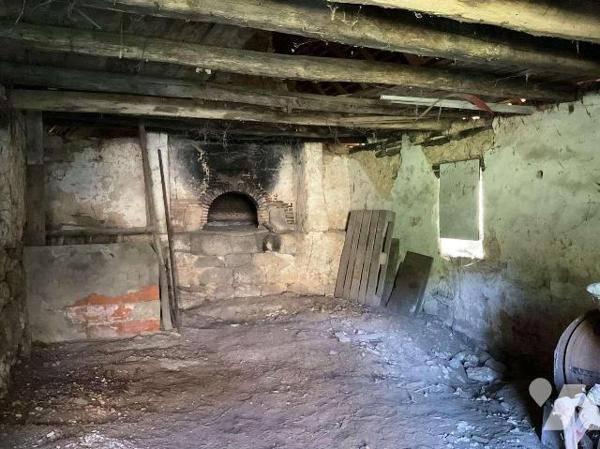 A VENDRE : Affaire rare : ancien corps de ferme avec gros oeuvre en bon état. Tout l'intérieur ...