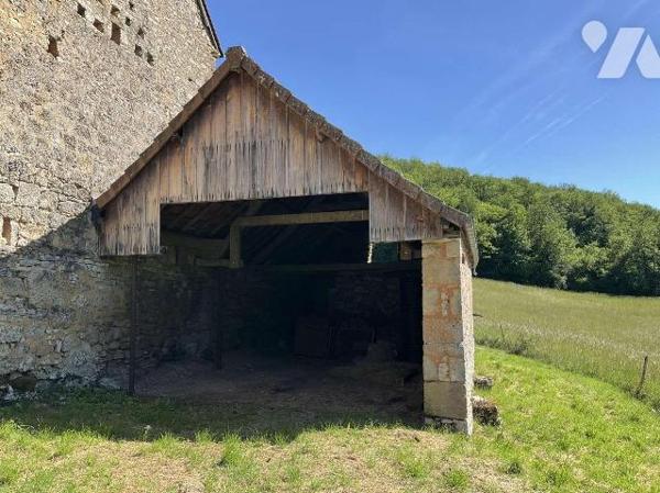 A VENDRE : Affaire rare : ancien corps de ferme avec gros oeuvre en bon état. Tout l'intérieur ...