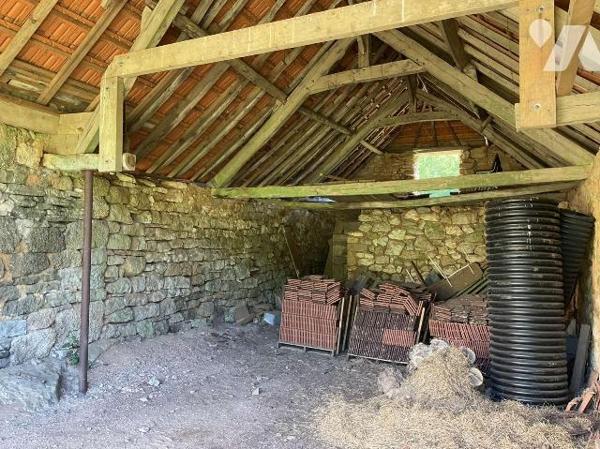 A VENDRE : Affaire rare : ancien corps de ferme avec gros oeuvre en bon état. Tout l'intérieur ...
