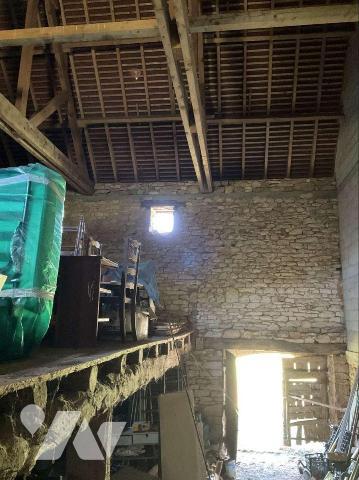 A VENDRE : Affaire rare : ancien corps de ferme avec gros oeuvre en bon état. Tout l'intérieur ...