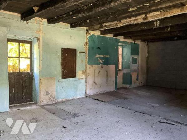 A VENDRE : Affaire rare : ancien corps de ferme avec gros oeuvre en bon état. Tout l'intérieur ...