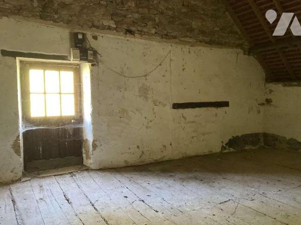 A VENDRE : Affaire rare : ancien corps de ferme avec gros oeuvre en bon état. Tout l'intérieur ...