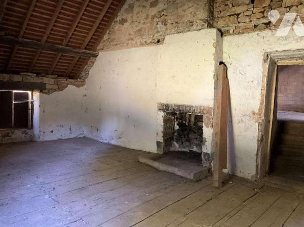 A VENDRE : Affaire rare : ancien corps de ferme avec gros oeuvre en bon état. Tout l'intérieur ...