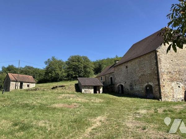A VENDRE : Affaire rare : ancien corps de ferme avec gros oeuvre en bon état. Tout l'intérieur ...