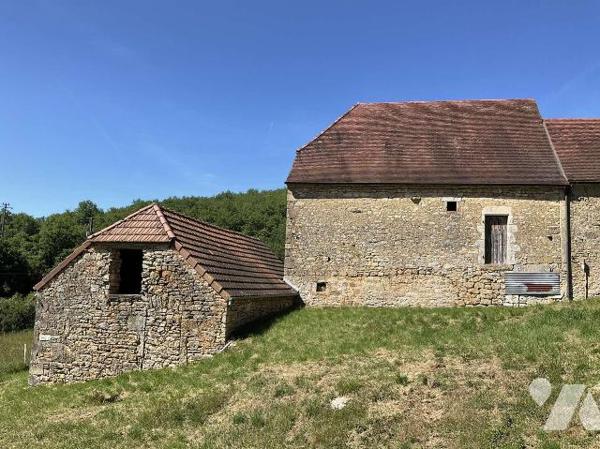 A VENDRE : Affaire rare : ancien corps de ferme avec gros oeuvre en bon état. Tout l'intérieur ...