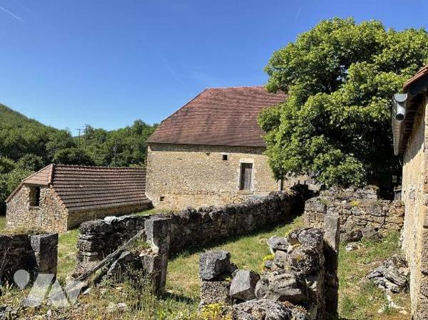 A VENDRE : Affaire rare : ancien corps de ferme avec gros oeuvre en bon état. Tout l'intérieur ...