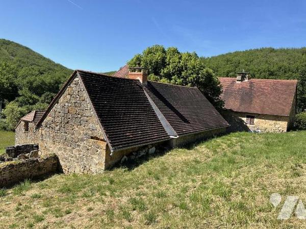 A VENDRE : Affaire rare : ancien corps de ferme avec gros oeuvre en bon état. Tout l'intérieur ...
