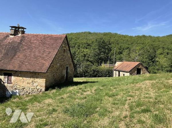 A VENDRE : Affaire rare : ancien corps de ferme avec gros oeuvre en bon état. Tout l'intérieur ...