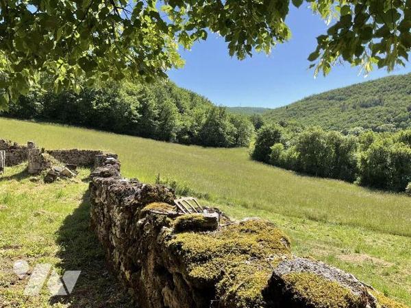 A VENDRE : Affaire rare : ancien corps de ferme avec gros oeuvre en bon état. Tout l'intérieur ...