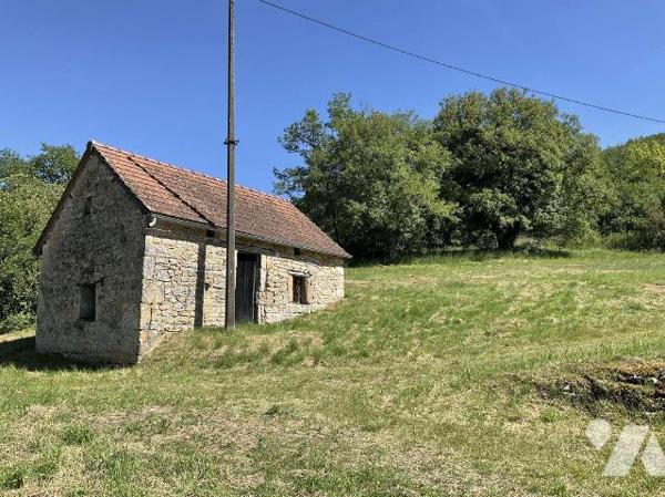 A VENDRE : Affaire rare : ancien corps de ferme avec gros oeuvre en bon état. Tout l'intérieur ...
