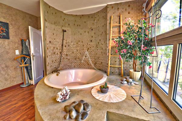 VILLA D ARCHITECTE LUMINEUSE DE 393m² SUR 2777m² AVEC PISCINE ET DEPENDANCES A PIERREVERT