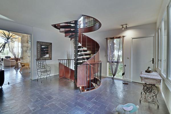 VILLA D ARCHITECTE LUMINEUSE DE 393m² SUR 2777m² AVEC PISCINE ET DEPENDANCES A PIERREVERT