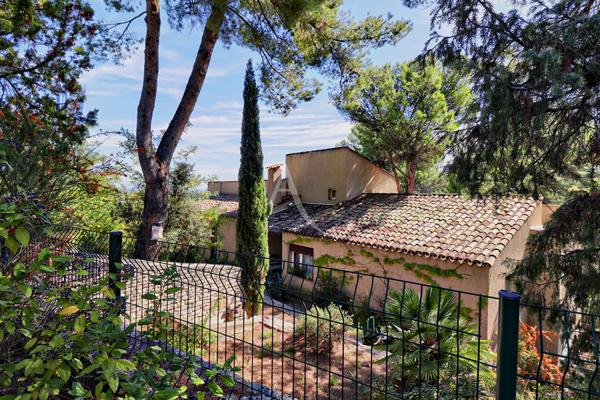 VILLA D ARCHITECTE LUMINEUSE DE 393m² SUR 2777m² AVEC PISCINE ET DEPENDANCES A PIERREVERT