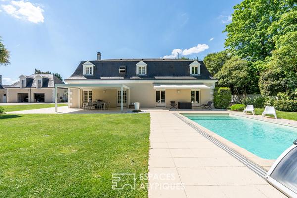 Élégante demeure familiale avec piscine et jardin paysager