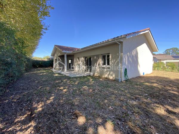 En exclusivité, à 5 minutes de centre ville de Meximieux et de sa gare, venez découvrir cette maison de plain pied de 126m2 construite en 2020 sur un terrain de 499m2 au fond d'un lotissement. 
Au calme et dans un cadre verdoyant, cette maison lumineuse saura vous ravir avec ses prestations: 
Elle se compose: 
- d'une entrée avec placard de rangement de 2,79m2
- d'un salon/salle à manger ouvert sur la cuisine équipée de 58m2 avec double exposition donnant sur une terrasse 
- d'un cellier /buanderie de 5,10m2
- d'un WC suspendu de 1,50m2 
- d'un placard de rangement de 2m2 
- d'une chambre avec placard de 11,54m2 
- d'une suite parentale avec placard et une salle d'eau comprenant une douche à l'italienne et double vasque de 17,71m2
- d'une salle de bain avec baignoire ,double vasque et un WC suspendu de 5,13m2
- d'une chambre avec placard de 9,50m2
- d'une chambre avec placard de 9m2 

Un garage isolé de 25m2 avec accès direct dans la maison complète ce bien. 

Côté prestations: 
- Diagnostic énergétique B -->consommation très faible 
- construction en brique et sur vide sanitaire
- fenêtre double vitrage aluminium dans la pièce de vie et en PVC dans les chambres avec volets roulants électriques
- Poêle à granules pour la pièce de vie et radiateurs électriques pour les chambres 
- Ballon thermodynamique de 250 litres
- Porte de garage motorisée 
- charges annuelles de lotissement: 240€
- fibre

En résumé, une maison neuve de plain pied dans un environnement calme avec 4 chambres. Bien rare, à visiter sans tarder pour mieux apprécier!