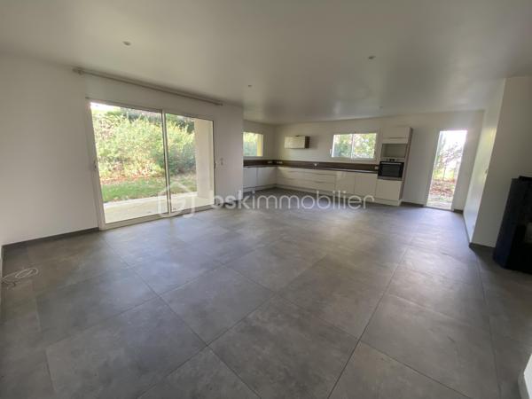 En exclusivité, à 5 minutes de centre ville de Meximieux et de sa gare, venez découvrir cette maison de plain pied de 126m2 construite en 2020 sur un terrain de 499m2 au fond d'un lotissement. 
Au calme et dans un cadre verdoyant, cette maison lumineuse saura vous ravir avec ses prestations: 
Elle se compose: 
- d'une entrée avec placard de rangement de 2,79m2
- d'un salon/salle à manger ouvert sur la cuisine équipée de 58m2 avec double exposition donnant sur une terrasse 
- d'un cellier /buanderie de 5,10m2
- d'un WC suspendu de 1,50m2 
- d'un placard de rangement de 2m2 
- d'une chambre avec placard de 11,54m2 
- d'une suite parentale avec placard et une salle d'eau comprenant une douche à l'italienne et double vasque de 17,71m2
- d'une salle de bain avec baignoire ,double vasque et un WC suspendu de 5,13m2
- d'une chambre avec placard de 9,50m2
- d'une chambre avec placard de 9m2 

Un garage isolé de 25m2 avec accès direct dans la maison complète ce bien. 

Côté prestations: 
- Diagnostic énergétique B -->consommation très faible 
- construction en brique et sur vide sanitaire
- fenêtre double vitrage aluminium dans la pièce de vie et en PVC dans les chambres avec volets roulants électriques
- Poêle à granules pour la pièce de vie et radiateurs électriques pour les chambres 
- Ballon thermodynamique de 250 litres
- Porte de garage motorisée 
- charges annuelles de lotissement: 240€
- fibre

En résumé, une maison neuve de plain pied dans un environnement calme avec 4 chambres. Bien rare, à visiter sans tarder pour mieux apprécier!