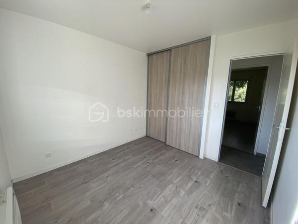 En exclusivité, à 5 minutes de centre ville de Meximieux et de sa gare, venez découvrir cette maison de plain pied de 126m2 construite en 2020 sur un terrain de 499m2 au fond d'un lotissement. 
Au calme et dans un cadre verdoyant, cette maison lumineuse saura vous ravir avec ses prestations: 
Elle se compose: 
- d'une entrée avec placard de rangement de 2,79m2
- d'un salon/salle à manger ouvert sur la cuisine équipée de 58m2 avec double exposition donnant sur une terrasse 
- d'un cellier /buanderie de 5,10m2
- d'un WC suspendu de 1,50m2 
- d'un placard de rangement de 2m2 
- d'une chambre avec placard de 11,54m2 
- d'une suite parentale avec placard et une salle d'eau comprenant une douche à l'italienne et double vasque de 17,71m2
- d'une salle de bain avec baignoire ,double vasque et un WC suspendu de 5,13m2
- d'une chambre avec placard de 9,50m2
- d'une chambre avec placard de 9m2 

Un garage isolé de 25m2 avec accès direct dans la maison complète ce bien. 

Côté prestations: 
- Diagnostic énergétique B -->consommation très faible 
- construction en brique et sur vide sanitaire
- fenêtre double vitrage aluminium dans la pièce de vie et en PVC dans les chambres avec volets roulants électriques
- Poêle à granules pour la pièce de vie et radiateurs électriques pour les chambres 
- Ballon thermodynamique de 250 litres
- Porte de garage motorisée 
- charges annuelles de lotissement: 240€
- fibre

En résumé, une maison neuve de plain pied dans un environnement calme avec 4 chambres. Bien rare, à visiter sans tarder pour mieux apprécier!