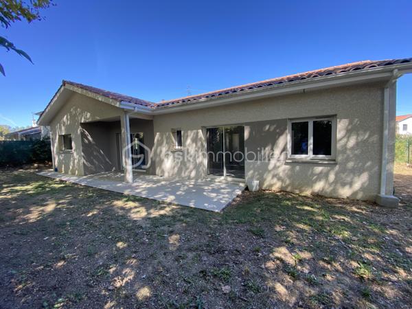 En exclusivité, à 5 minutes de centre ville de Meximieux et de sa gare, venez découvrir cette maison de plain pied de 126m2 construite en 2020 sur un terrain de 499m2 au fond d'un lotissement. 
Au calme et dans un cadre verdoyant, cette maison lumineuse saura vous ravir avec ses prestations: 
Elle se compose: 
- d'une entrée avec placard de rangement de 2,79m2
- d'un salon/salle à manger ouvert sur la cuisine équipée de 58m2 avec double exposition donnant sur une terrasse 
- d'un cellier /buanderie de 5,10m2
- d'un WC suspendu de 1,50m2 
- d'un placard de rangement de 2m2 
- d'une chambre avec placard de 11,54m2 
- d'une suite parentale avec placard et une salle d'eau comprenant une douche à l'italienne et double vasque de 17,71m2
- d'une salle de bain avec baignoire ,double vasque et un WC suspendu de 5,13m2
- d'une chambre avec placard de 9,50m2
- d'une chambre avec placard de 9m2 

Un garage isolé de 25m2 avec accès direct dans la maison complète ce bien. 

Côté prestations: 
- Diagnostic énergétique B -->consommation très faible 
- construction en brique et sur vide sanitaire
- fenêtre double vitrage aluminium dans la pièce de vie et en PVC dans les chambres avec volets roulants électriques
- Poêle à granules pour la pièce de vie et radiateurs électriques pour les chambres 
- Ballon thermodynamique de 250 litres
- Porte de garage motorisée 
- charges annuelles de lotissement: 240€
- fibre

En résumé, une maison neuve de plain pied dans un environnement calme avec 4 chambres. Bien rare, à visiter sans tarder pour mieux apprécier!