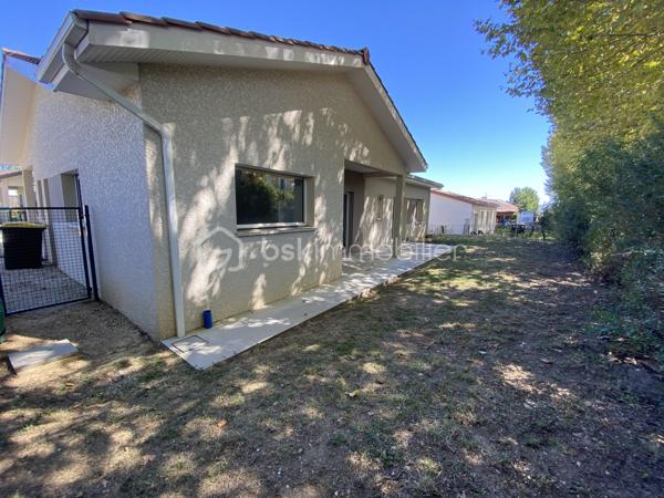 En exclusivité, à 5 minutes de centre ville de Meximieux et de sa gare, venez découvrir cette maison de plain pied de 126m2 construite en 2020 sur un terrain de 499m2 au fond d'un lotissement. 
Au calme et dans un cadre verdoyant, cette maison lumineuse saura vous ravir avec ses prestations: 
Elle se compose: 
- d'une entrée avec placard de rangement de 2,79m2
- d'un salon/salle à manger ouvert sur la cuisine équipée de 58m2 avec double exposition donnant sur une terrasse 
- d'un cellier /buanderie de 5,10m2
- d'un WC suspendu de 1,50m2 
- d'un placard de rangement de 2m2 
- d'une chambre avec placard de 11,54m2 
- d'une suite parentale avec placard et une salle d'eau comprenant une douche à l'italienne et double vasque de 17,71m2
- d'une salle de bain avec baignoire ,double vasque et un WC suspendu de 5,13m2
- d'une chambre avec placard de 9,50m2
- d'une chambre avec placard de 9m2 

Un garage isolé de 25m2 avec accès direct dans la maison complète ce bien. 

Côté prestations: 
- Diagnostic énergétique B -->consommation très faible 
- construction en brique et sur vide sanitaire
- fenêtre double vitrage aluminium dans la pièce de vie et en PVC dans les chambres avec volets roulants électriques
- Poêle à granules pour la pièce de vie et radiateurs électriques pour les chambres 
- Ballon thermodynamique de 250 litres
- Porte de garage motorisée 
- charges annuelles de lotissement: 240€
- fibre

En résumé, une maison neuve de plain pied dans un environnement calme avec 4 chambres. Bien rare, à visiter sans tarder pour mieux apprécier!