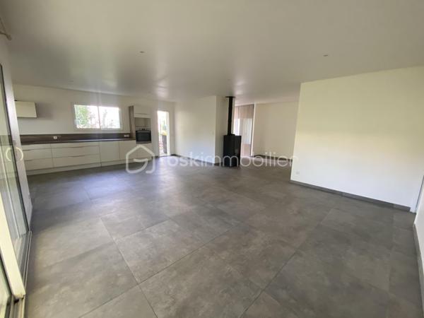En exclusivité, à 5 minutes de centre ville de Meximieux et de sa gare, venez découvrir cette maison de plain pied de 126m2 construite en 2020 sur un terrain de 499m2 au fond d'un lotissement. 
Au calme et dans un cadre verdoyant, cette maison lumineuse saura vous ravir avec ses prestations: 
Elle se compose: 
- d'une entrée avec placard de rangement de 2,79m2
- d'un salon/salle à manger ouvert sur la cuisine équipée de 58m2 avec double exposition donnant sur une terrasse 
- d'un cellier /buanderie de 5,10m2
- d'un WC suspendu de 1,50m2 
- d'un placard de rangement de 2m2 
- d'une chambre avec placard de 11,54m2 
- d'une suite parentale avec placard et une salle d'eau comprenant une douche à l'italienne et double vasque de 17,71m2
- d'une salle de bain avec baignoire ,double vasque et un WC suspendu de 5,13m2
- d'une chambre avec placard de 9,50m2
- d'une chambre avec placard de 9m2 

Un garage isolé de 25m2 avec accès direct dans la maison complète ce bien. 

Côté prestations: 
- Diagnostic énergétique B -->consommation très faible 
- construction en brique et sur vide sanitaire
- fenêtre double vitrage aluminium dans la pièce de vie et en PVC dans les chambres avec volets roulants électriques
- Poêle à granules pour la pièce de vie et radiateurs électriques pour les chambres 
- Ballon thermodynamique de 250 litres
- Porte de garage motorisée 
- charges annuelles de lotissement: 240€
- fibre

En résumé, une maison neuve de plain pied dans un environnement calme avec 4 chambres. Bien rare, à visiter sans tarder pour mieux apprécier!