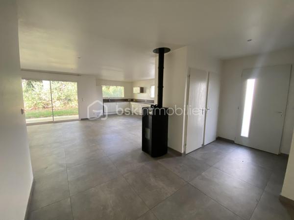 En exclusivité, à 5 minutes de centre ville de Meximieux et de sa gare, venez découvrir cette maison de plain pied de 126m2 construite en 2020 sur un terrain de 499m2 au fond d'un lotissement. 
Au calme et dans un cadre verdoyant, cette maison lumineuse saura vous ravir avec ses prestations: 
Elle se compose: 
- d'une entrée avec placard de rangement de 2,79m2
- d'un salon/salle à manger ouvert sur la cuisine équipée de 58m2 avec double exposition donnant sur une terrasse 
- d'un cellier /buanderie de 5,10m2
- d'un WC suspendu de 1,50m2 
- d'un placard de rangement de 2m2 
- d'une chambre avec placard de 11,54m2 
- d'une suite parentale avec placard et une salle d'eau comprenant une douche à l'italienne et double vasque de 17,71m2
- d'une salle de bain avec baignoire ,double vasque et un WC suspendu de 5,13m2
- d'une chambre avec placard de 9,50m2
- d'une chambre avec placard de 9m2 

Un garage isolé de 25m2 avec accès direct dans la maison complète ce bien. 

Côté prestations: 
- Diagnostic énergétique B -->consommation très faible 
- construction en brique et sur vide sanitaire
- fenêtre double vitrage aluminium dans la pièce de vie et en PVC dans les chambres avec volets roulants électriques
- Poêle à granules pour la pièce de vie et radiateurs électriques pour les chambres 
- Ballon thermodynamique de 250 litres
- Porte de garage motorisée 
- charges annuelles de lotissement: 240€
- fibre

En résumé, une maison neuve de plain pied dans un environnement calme avec 4 chambres. Bien rare, à visiter sans tarder pour mieux apprécier!
