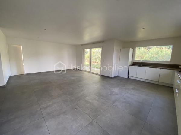 En exclusivité, à 5 minutes de centre ville de Meximieux et de sa gare, venez découvrir cette maison de plain pied de 126m2 construite en 2020 sur un terrain de 499m2 au fond d'un lotissement. 
Au calme et dans un cadre verdoyant, cette maison lumineuse saura vous ravir avec ses prestations: 
Elle se compose: 
- d'une entrée avec placard de rangement de 2,79m2
- d'un salon/salle à manger ouvert sur la cuisine équipée de 58m2 avec double exposition donnant sur une terrasse 
- d'un cellier /buanderie de 5,10m2
- d'un WC suspendu de 1,50m2 
- d'un placard de rangement de 2m2 
- d'une chambre avec placard de 11,54m2 
- d'une suite parentale avec placard et une salle d'eau comprenant une douche à l'italienne et double vasque de 17,71m2
- d'une salle de bain avec baignoire ,double vasque et un WC suspendu de 5,13m2
- d'une chambre avec placard de 9,50m2
- d'une chambre avec placard de 9m2 

Un garage isolé de 25m2 avec accès direct dans la maison complète ce bien. 

Côté prestations: 
- Diagnostic énergétique B -->consommation très faible 
- construction en brique et sur vide sanitaire
- fenêtre double vitrage aluminium dans la pièce de vie et en PVC dans les chambres avec volets roulants électriques
- Poêle à granules pour la pièce de vie et radiateurs électriques pour les chambres 
- Ballon thermodynamique de 250 litres
- Porte de garage motorisée 
- charges annuelles de lotissement: 240€
- fibre

En résumé, une maison neuve de plain pied dans un environnement calme avec 4 chambres. Bien rare, à visiter sans tarder pour mieux apprécier!