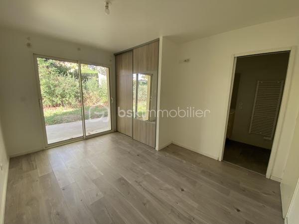 En exclusivité, à 5 minutes de centre ville de Meximieux et de sa gare, venez découvrir cette maison de plain pied de 126m2 construite en 2020 sur un terrain de 499m2 au fond d'un lotissement. 
Au calme et dans un cadre verdoyant, cette maison lumineuse saura vous ravir avec ses prestations: 
Elle se compose: 
- d'une entrée avec placard de rangement de 2,79m2
- d'un salon/salle à manger ouvert sur la cuisine équipée de 58m2 avec double exposition donnant sur une terrasse 
- d'un cellier /buanderie de 5,10m2
- d'un WC suspendu de 1,50m2 
- d'un placard de rangement de 2m2 
- d'une chambre avec placard de 11,54m2 
- d'une suite parentale avec placard et une salle d'eau comprenant une douche à l'italienne et double vasque de 17,71m2
- d'une salle de bain avec baignoire ,double vasque et un WC suspendu de 5,13m2
- d'une chambre avec placard de 9,50m2
- d'une chambre avec placard de 9m2 

Un garage isolé de 25m2 avec accès direct dans la maison complète ce bien. 

Côté prestations: 
- Diagnostic énergétique B -->consommation très faible 
- construction en brique et sur vide sanitaire
- fenêtre double vitrage aluminium dans la pièce de vie et en PVC dans les chambres avec volets roulants électriques
- Poêle à granules pour la pièce de vie et radiateurs électriques pour les chambres 
- Ballon thermodynamique de 250 litres
- Porte de garage motorisée 
- charges annuelles de lotissement: 240€
- fibre

En résumé, une maison neuve de plain pied dans un environnement calme avec 4 chambres. Bien rare, à visiter sans tarder pour mieux apprécier!