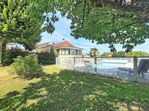 Belle maison de caractères de 134m2 avec piscine, sous sol, atelier sur un terrain de 2085m2