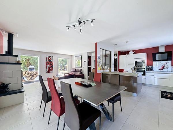 Belle maison de caractères de 134m2 avec piscine, sous sol, atelier sur un terrain de 2085m2