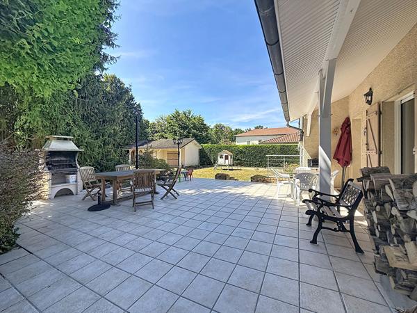 Belle maison de caractères de 134m2 avec piscine, sous sol, atelier sur un terrain de 2085m2