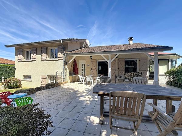 Belle maison de caractères de 134m2 avec piscine, sous sol, atelier sur un terrain de 2085m2