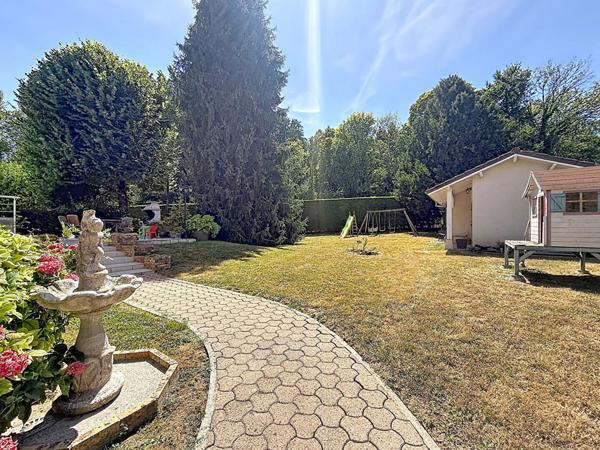 Belle maison de caractères de 134m2 avec piscine, sous sol, atelier sur un terrain de 2085m2