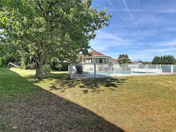 Belle maison de caractères de 134m2 avec piscine, sous sol, atelier sur un terrain de 2085m2