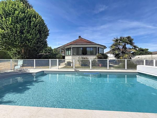 Belle maison de caractères de 134m2 avec piscine, sous sol, atelier sur un terrain de 2085m2