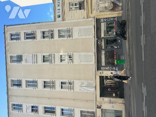 Un studio côté cour, situé à PARIS (11ème arrondissement).