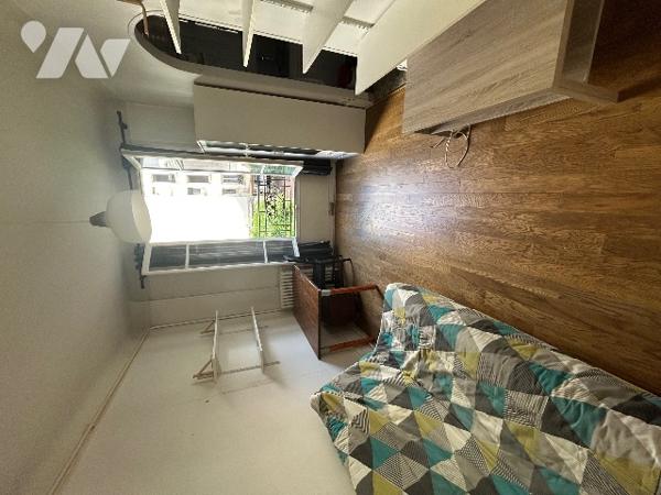 Un studio côté cour, situé à PARIS (11ème arrondissement).