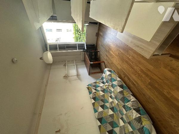 Un studio côté cour, situé à PARIS (11ème arrondissement).