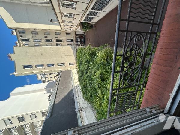 Un studio côté cour, situé à PARIS (11ème arrondissement).