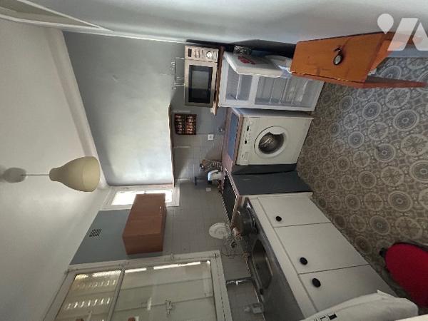 Un studio côté cour, situé à PARIS (11ème arrondissement).