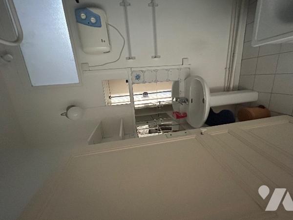 Un studio côté cour, situé à PARIS (11ème arrondissement).