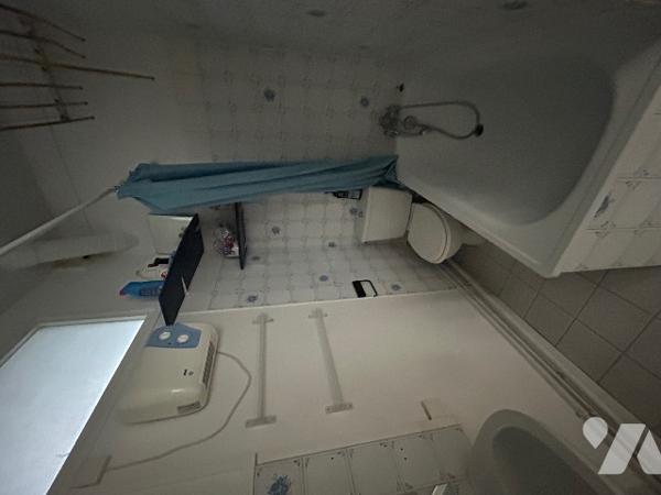 Un studio côté cour, situé à PARIS (11ème arrondissement).