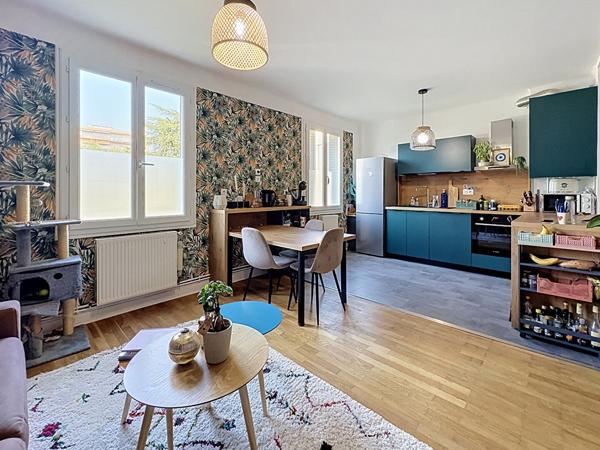 Appartement LYON 8, T2 traversant en très bon état entièrement au calme avec garage et cave